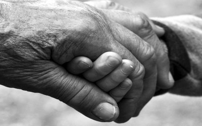 “Quando i genitori invecchiano”: la commovente poesia per la Festa dei nonni 
