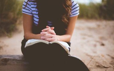 6 libri perfetti da leggere in riva al mare 