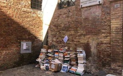 Arriva il no della biblioteca e i libri finiscono tra i rifiuti. Succede a Siena