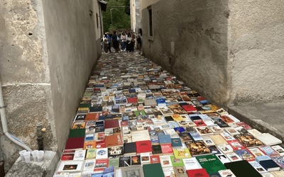 Una strada di libri fa rivivere un borgo: ecco dove