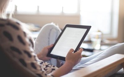 Ebook vs libro cartaceo: quando il supporto cambia la modalità di lettura 