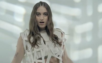 Chega: testo, significato e traduzione della canzone di Gaia Gozzi