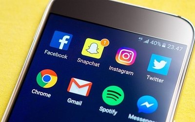 #dollypartonchallenge: cosa significa l'hashtag che impazza sui social