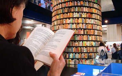 La folla del Salone del Libro e il piacere solitario della lettura: perché leggere resta un atto di anarchica libertà