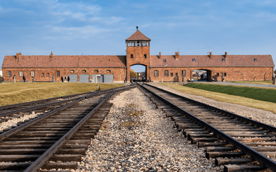 “Auschwitz” di Francesco Guccini: testo, analisi e il libro che ha ispirato la canzone